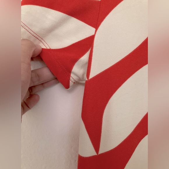 LuLaRoe Classic T — size XS — coral & cream leaf print - Picture 5 of 9